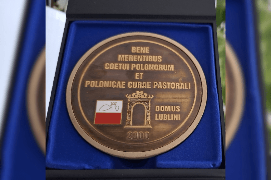 Profesorowie Józef Szymański i Robert Kuśnierz nagrodzeni Medalem za wkład nad badaniami nad Polonią