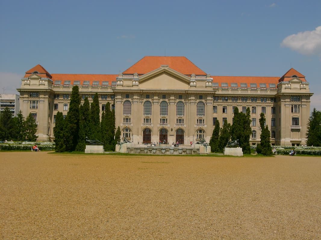 University_debrecen_main_building.jpg