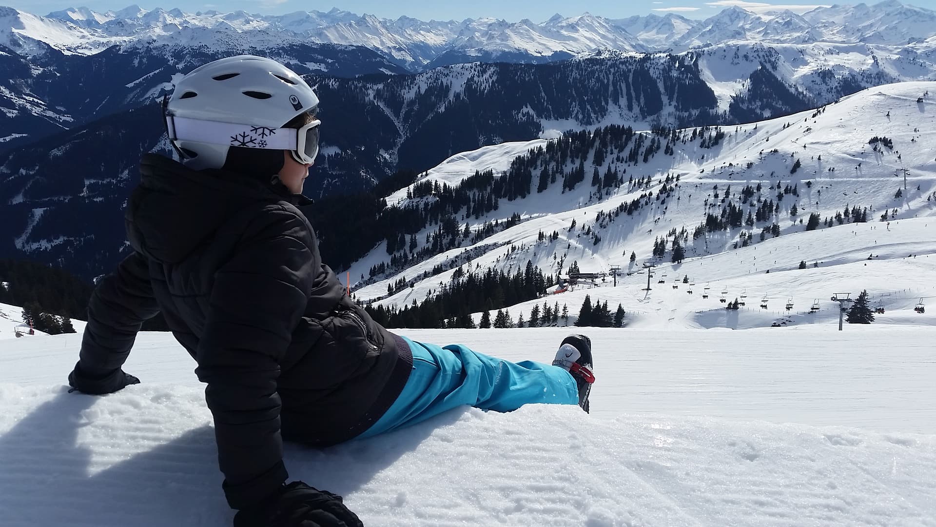 skiers-2093037_1920.jpg