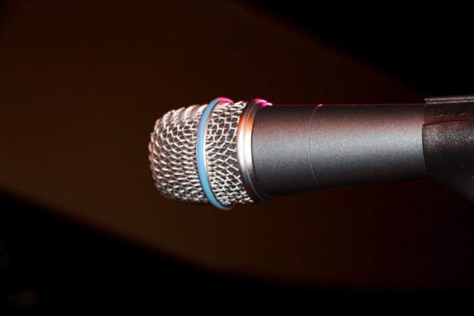 microphone-215001_960_720.jpg